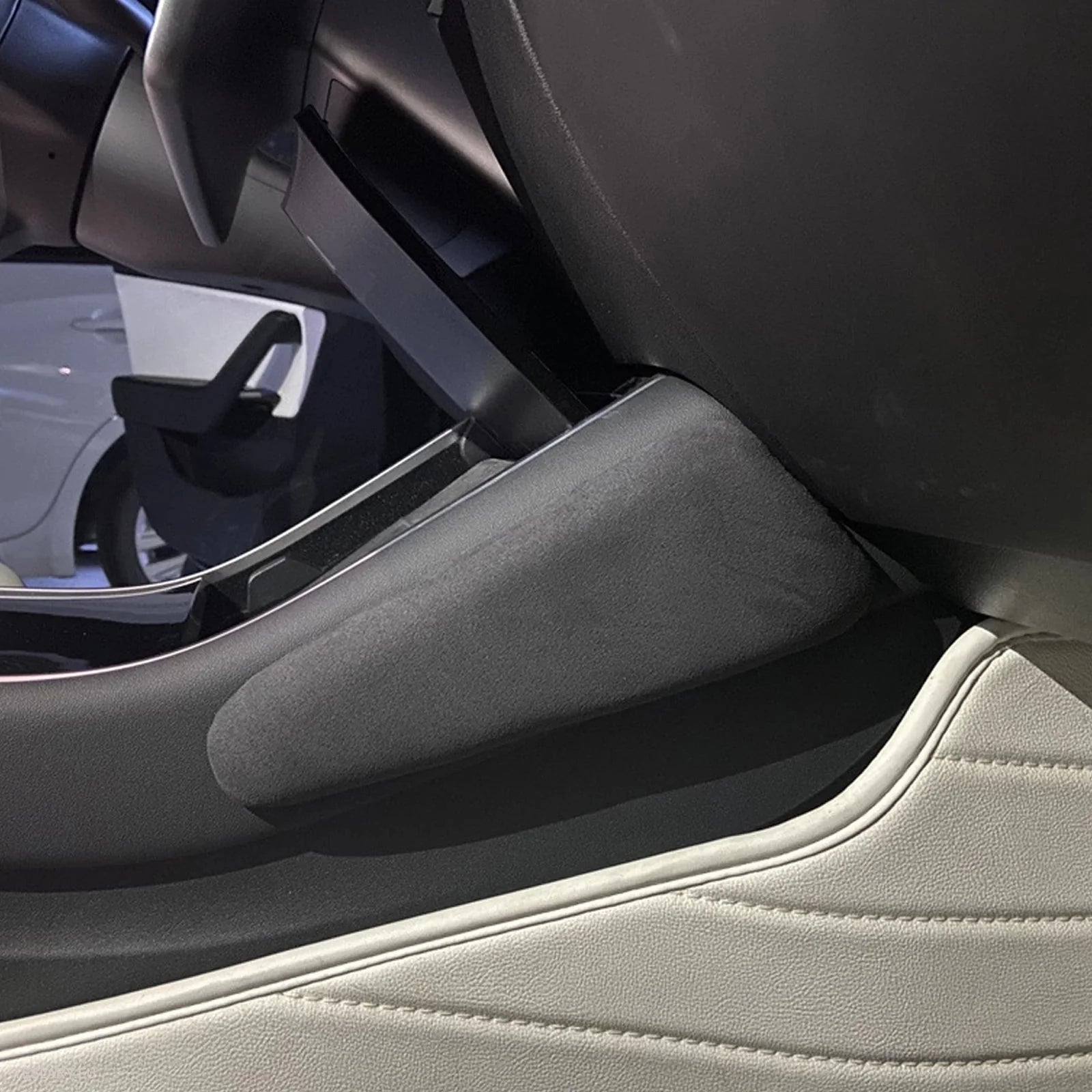 Knee Protection Pads in Alacantara Black Leather for Tesla 3/Y with Logo -TESLARY.IE Tesla Shop Europe